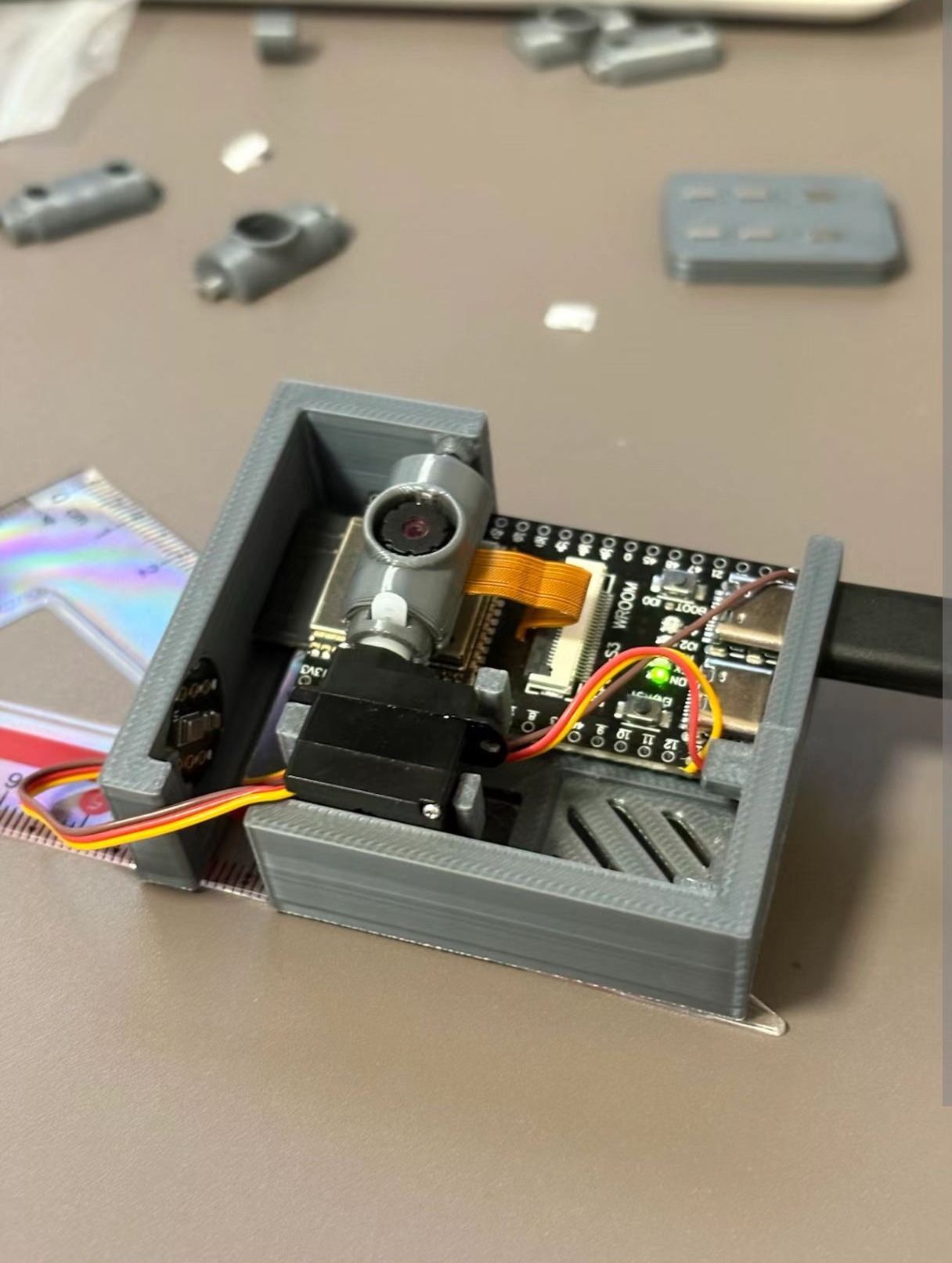 桌面终端内部结构：摄像头与云台舵机、ESP32-S3 主控板、3D 打印壳体