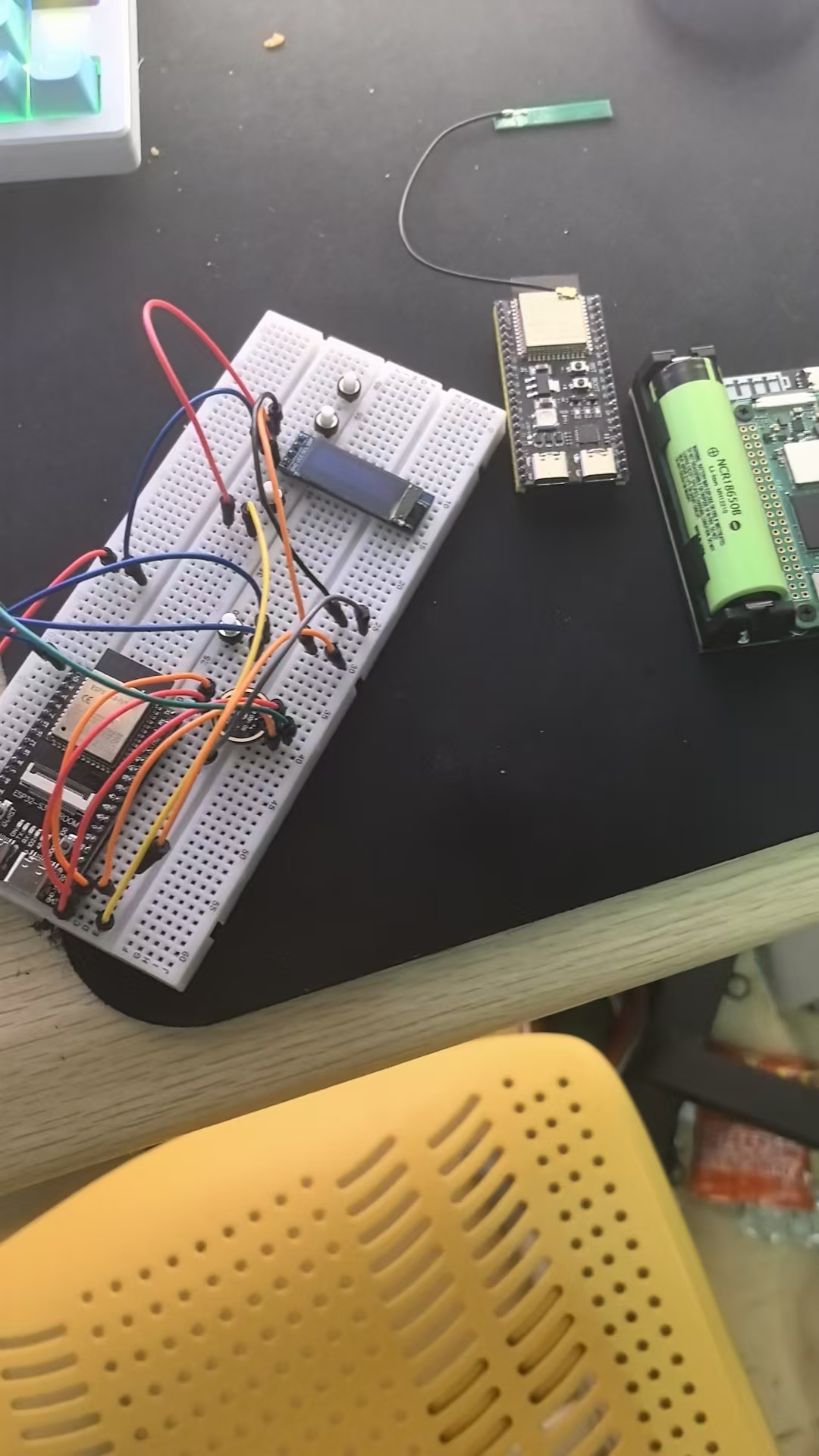 样机搭建阶段：面包板上的 ESP32 模块、电池与主控