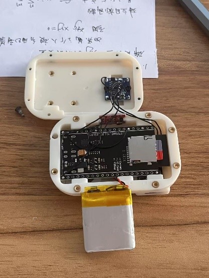 终端拆解内部：主控板、SD 卡槽与电池